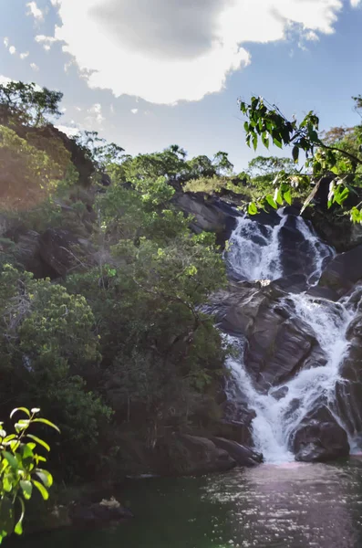 Cachoeira Refrescante Com Sua Vegetação Resplandecente Tornando Paisagem Espetáculo — Fotografia de Stock