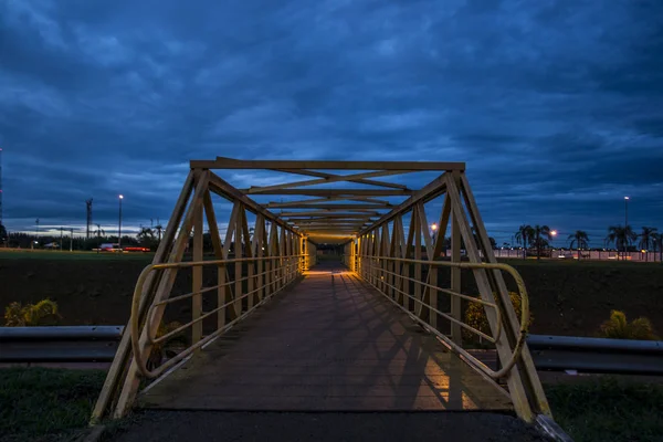 Nachtaufnahme Mit Großer Belichtungszeit Einer Brücke Beleuchtetem Gehweg Und Blauem — Stockfoto