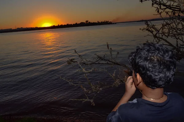 gün batımını izlemek çocuk