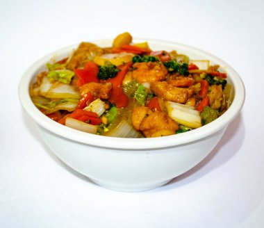 Bu özel ve lezzetli porselen yemek üzerinde beyaz bir kase karides, tavuk, soğan, biber, brokoli terbiyeli, bu görüntü oryantal Restoran, snack bar ve gıda sektöründe herhangi bir kuruluş için iyidir.