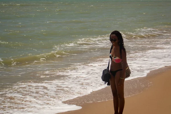 Czarny Kobieta chodzenie na The plaża — Zdjęcie stockowe