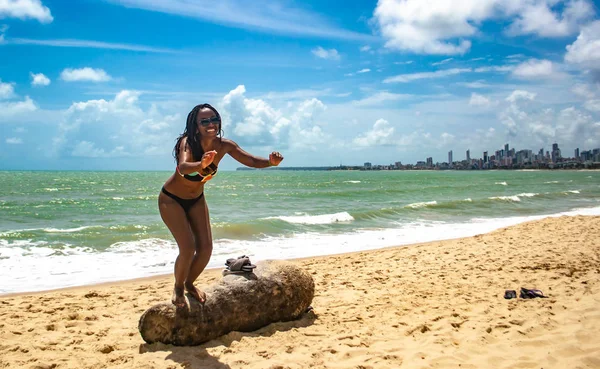 Svart kvinna hoppar på stranden. — Stockfoto