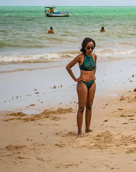 Schwarze Frau Die Strand Spaziert Das Meer Betrachtet Und Land — Stockfoto