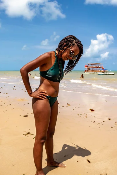 Mujer Negra Caminando Por Playa Contemplando Mar Haciendo Tierra — Foto de Stock