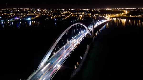 Let nad JK Bridge, kulturní dědictví Brasilie. — Stock fotografie