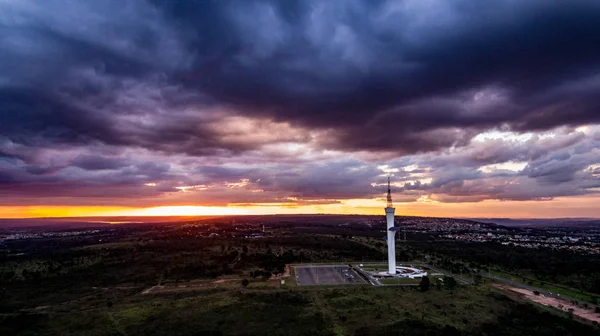 Digitaler Turm nach Brasilien, capitale du brasil, gefilmt mit Drohne — Stockfoto