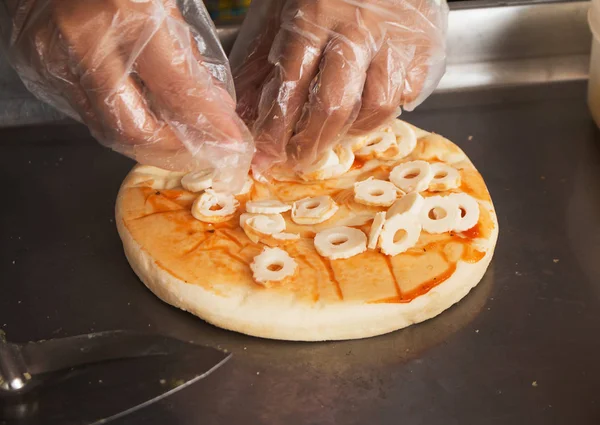 Adăugarea Ingredientelor Pizza Făcută Acasă — Fotografie, imagine de stoc