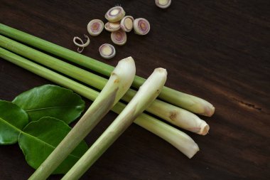 Limon çimleri, ahşap tahtada yağlı çimenler ya da ahşap masa. Dilimlenmiş Limon Çimi.