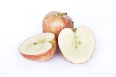 Taze kırmızı elma beyaz arkaplanda izole edildi