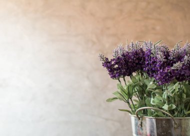 Boşluk antika arka plan ile yapay çiçekler.