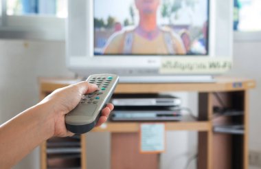 TV izlemek ve uzaktan kumanda kullanmak.