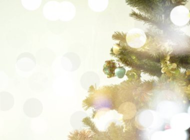 Noel ağacı bulanık arka plan ile dekore edilmiş.