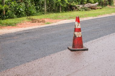 Kırmızı trafik koni inşaat yolda.