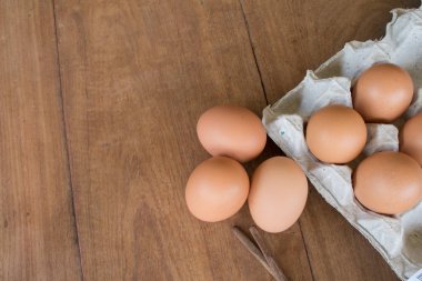 Tahta üzerinde taze kırsal yumurtalar.