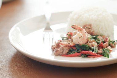 Tavada kızartılmış karides ve fesleğen ile tepesinde pirinç