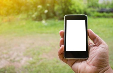 Elin yumuşak odak noktası bulanık sırt çantalı cep telefonu kullanmak