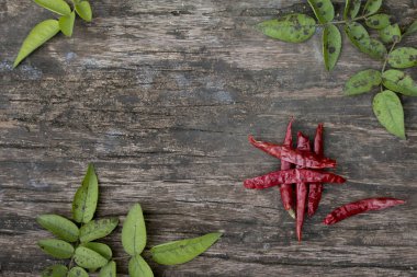 Ahşap panelde kurutulmuş kırmızı biber.