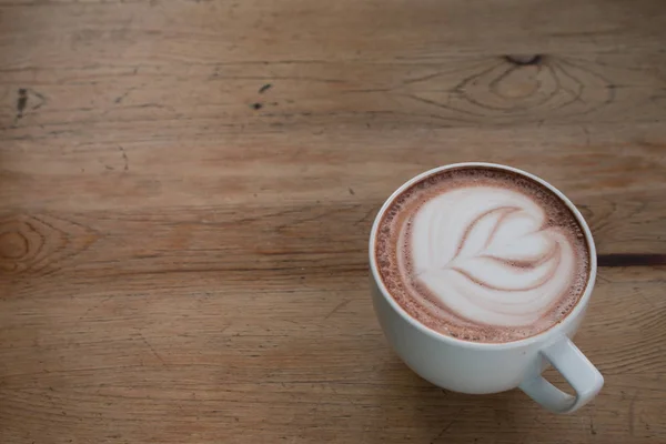 Zamknij Filiżankę Gorącej Kawy Latte Art Drewnianym Stole — Zdjęcie stockowe