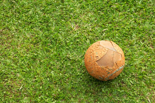 Старый Футбольный Мяч Футбольном Поле — стоковое фото