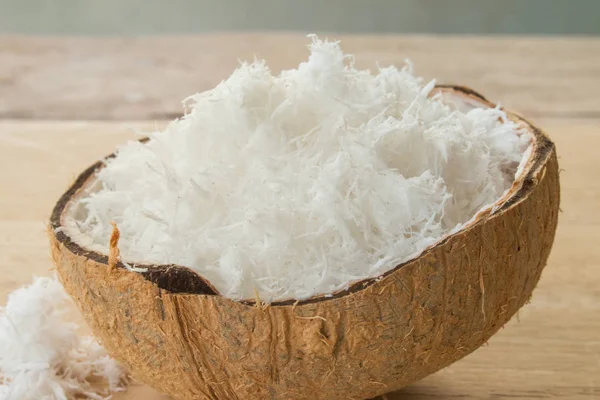 Gros Plan Noix Coco Fraîchement Râpée Coquille Sur Une Table — Photo