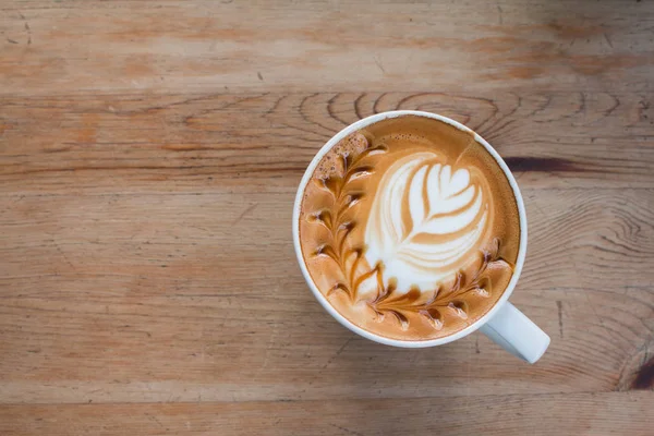 Tutup Cangkir Kopi Seni Latte Panas Atas Meja Kayu — Stok Foto