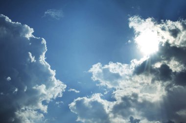 Işık hüzünlü mavi gökyüzüne vuruyor.