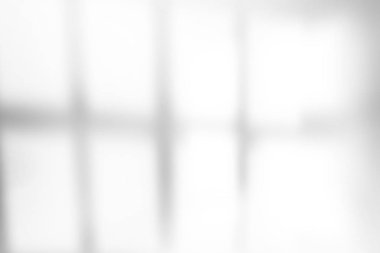 Bulanık ışıklar pencereden odaya filtrelenmiş gri tonlar.