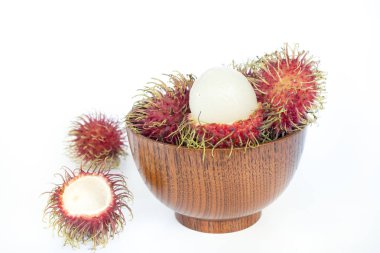 Beyaz arkaplanda taze rambutan