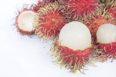 Beyaz arkaplanda taze rambutan