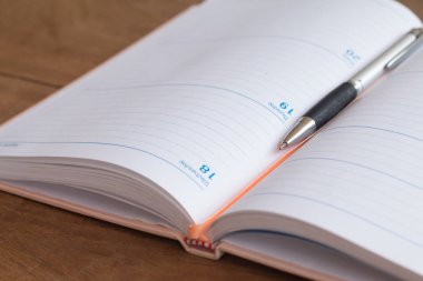 Organizatör kitap ile kalem yumuşak odak.