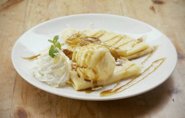 Vanilyalı dondurma, muzlu ve karamelli.