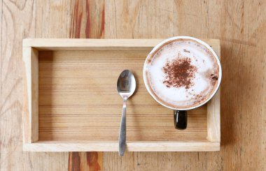 Ahşap masa üzerinde ahşap tepsi ile sıcak çikolata kapatın