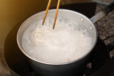 Pirinç çorbası ile Vietnam eriştesi pişirirken yakın plan. 