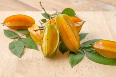 Ahşap masaüzerinde Star meyve kapatın.