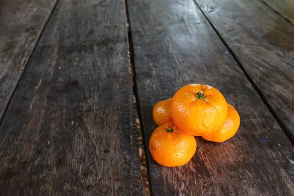 Tahta masada portakal meyvesi — Stok fotoğraf