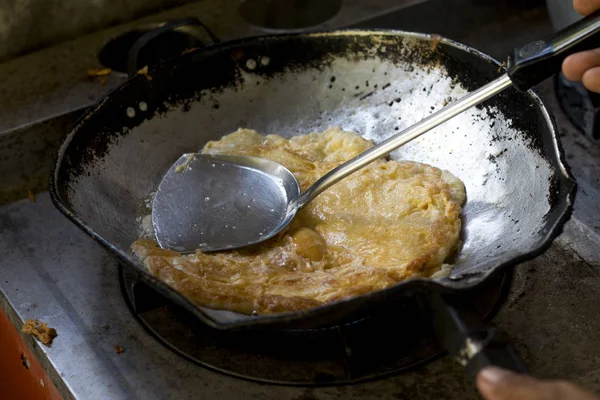 Mâncare delicioasă tradițională Thailanda, Omletă caldă în tigaie — Fotografie, imagine de stoc