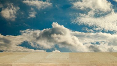 Mavi gökyüzü arkaplanlı ahşap tahta bulutlu.