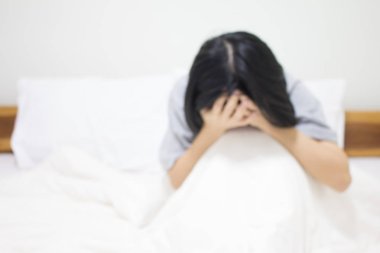 Yatak odasında yüzü saklanmış genç bir kız, Tecavüzü durdurun.