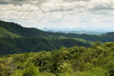 beyaz bulutlar ile dağ yaz manzara