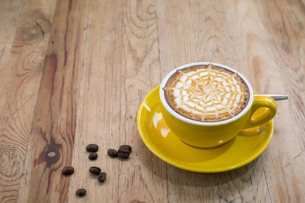Un café latte arte en el escritorio de madera — Foto de Stock