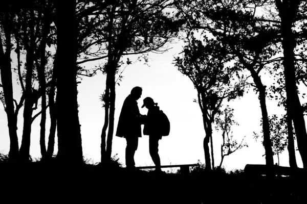 Silhouette of love couple in trees border, back and white tone — Stock Photo, Image