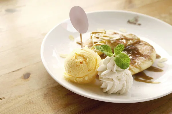 Panqueque de plátano y helado — Foto de Stock