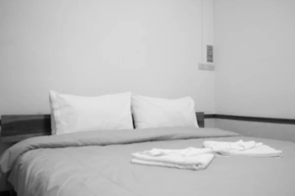 Homályos fehér párna és ágynemű lapok természetes fehér falon — Stock Fotó