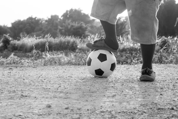 Играть в футбол отфильтрованный винтажный тон. — стоковое фото