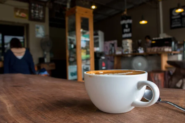 Close up de xícara de café de arte quente latte na mesa de madeira — Fotografia de Stock