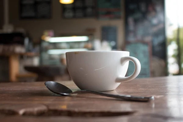 Primer plano de la taza de café latte arte caliente en la mesa de madera — Foto de Stock