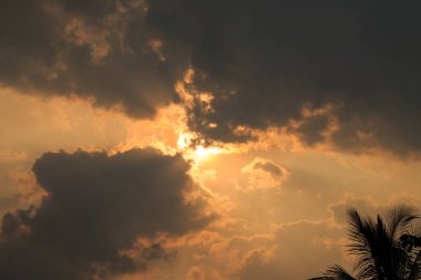 bulutlu karanlık gökyüzü.