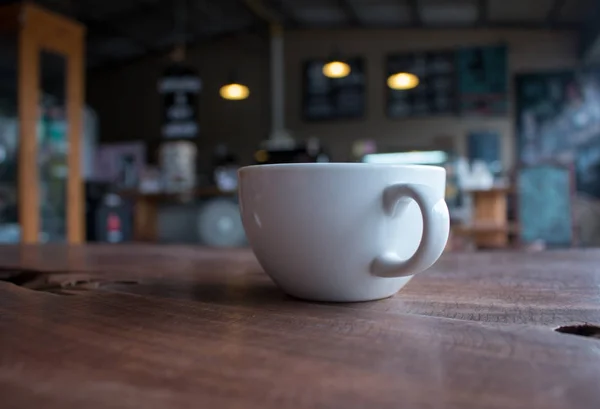 Primer plano de la taza de café latte arte caliente en la mesa de madera — Foto de Stock