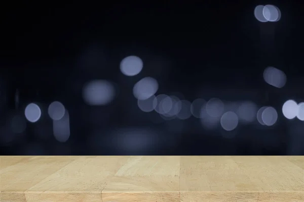 Mavi Bokeh 'li ahşap masa. Mavi arkaplanda bulanık ışık.