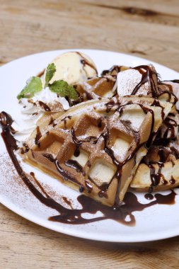 Vanilyalı dondurmayı waffle ile kapat..
